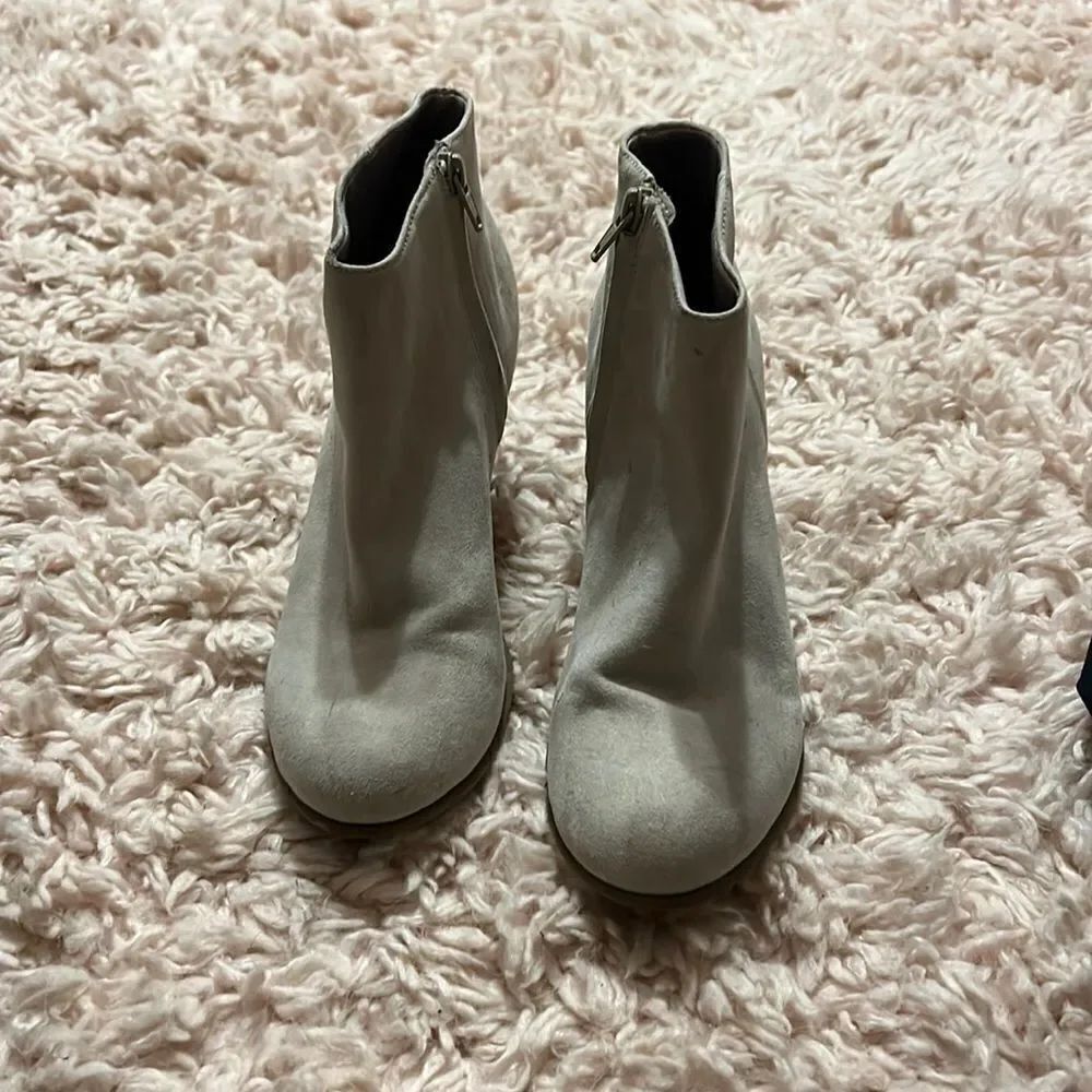 Old Navy Cream Ankle Boots. Size 9